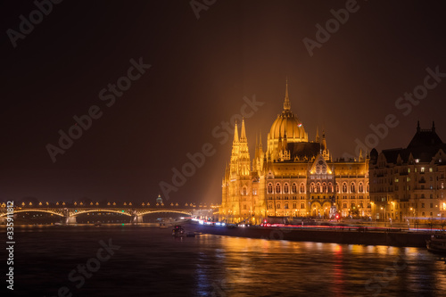 Obraz na płótnie Hungarian parliament at winter night light, Budapest w salonie