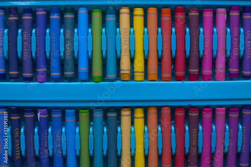 many colored wax crayons per pack