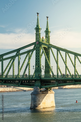 Obraz na płótnie Afternoon light over popular Liberty bridge in budapest, hungary w salonie