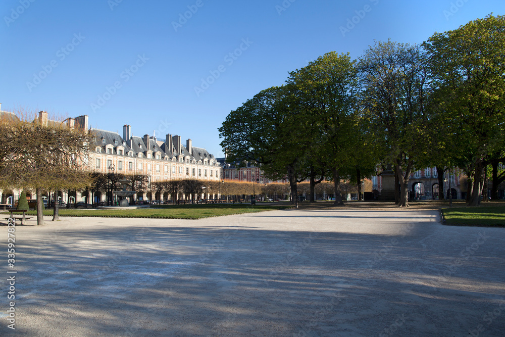 Obraz premium Place des Vosges, sans personne pendant le confinement du au coronavirus