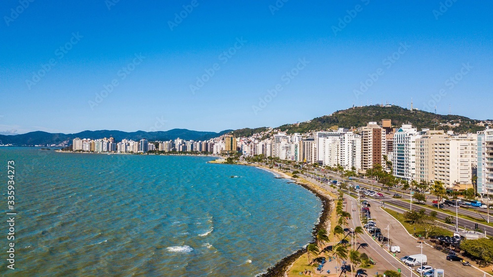 Fototapeta premium Widok z lotu ptaka na aleję Beira Mar - centrum miasta Florianopolis - Brazylia