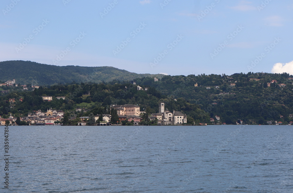 Italie - Piémont - Lac d'Orta - Vue de Pella sur l'Abbaye de l'ile de San Giulio.