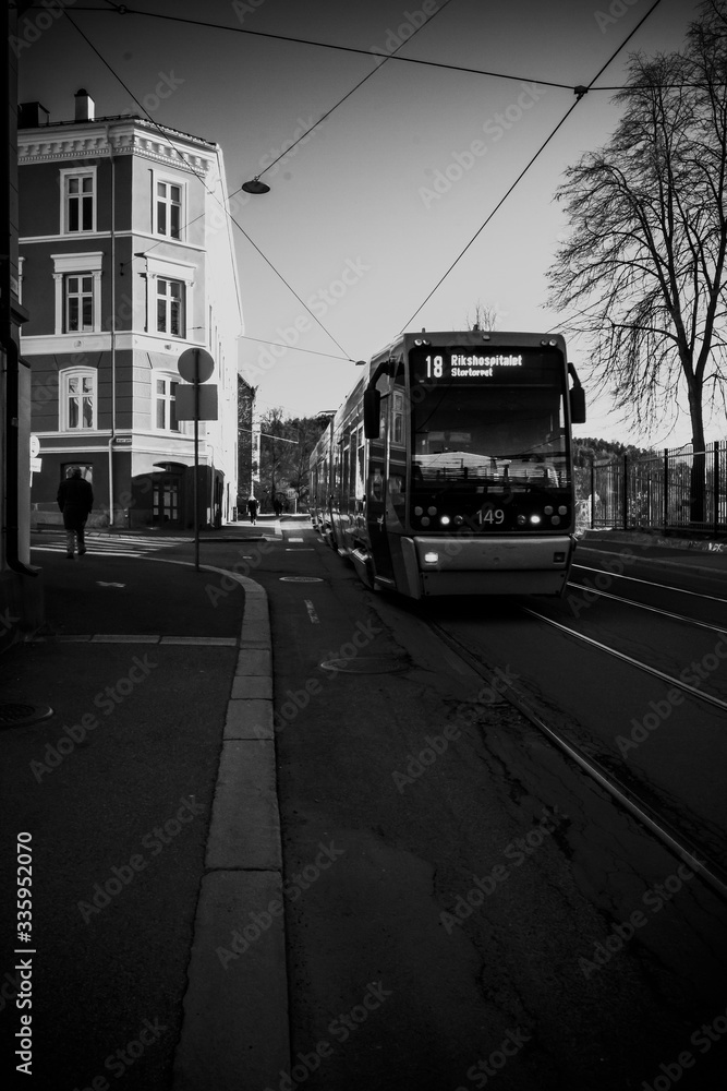 Obraz premium Tramwaj na drodze