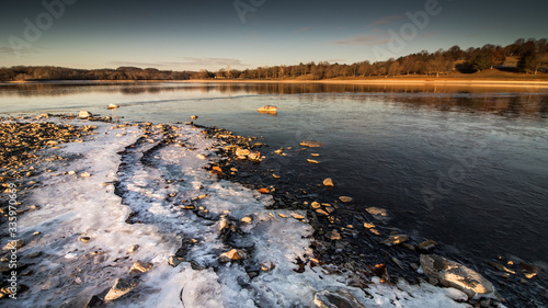 Obraz na plátne The frozen shoreline at Blue Marsh Lake during a winter cold spell