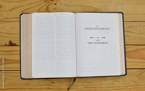 Canvastavla open bilingual bible book on New Testament, Spanish and english