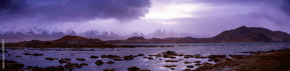 Obraz premium sunset over the lake