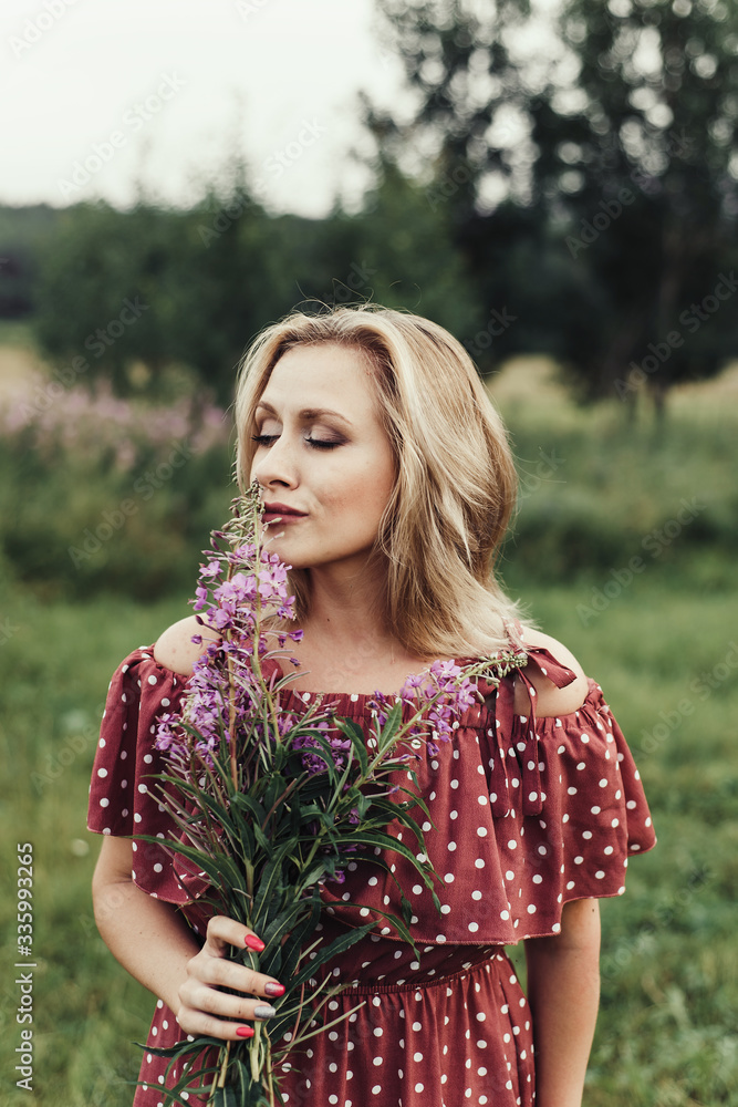 Naklejka premium girl with a bouquet