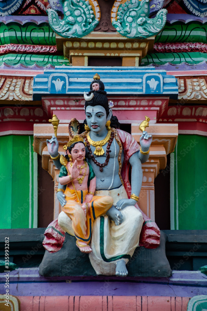 Obraz premium Hindu temple in Tamil Nadu, South India. Sculptures on Hindu temple gopura (tower)