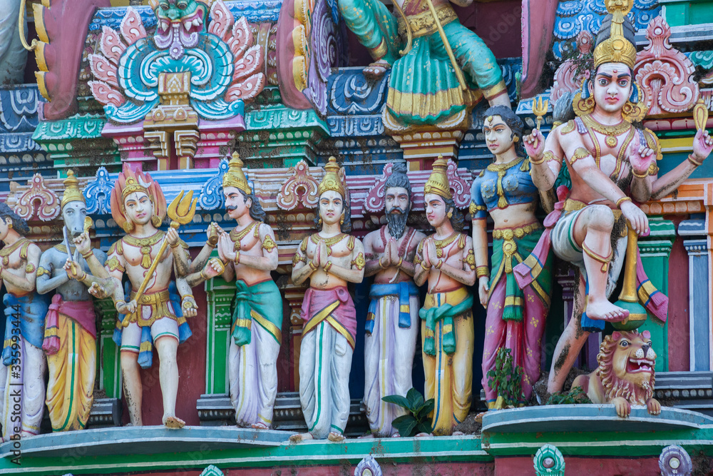 Obraz premium Hindu temple in Tamil Nadu, South India. Sculptures on Hindu temple gopura (tower) 