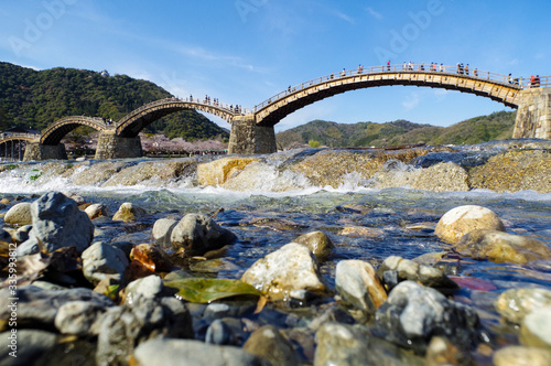 錦川に掛かる木造アーチ構造の錦帯橋