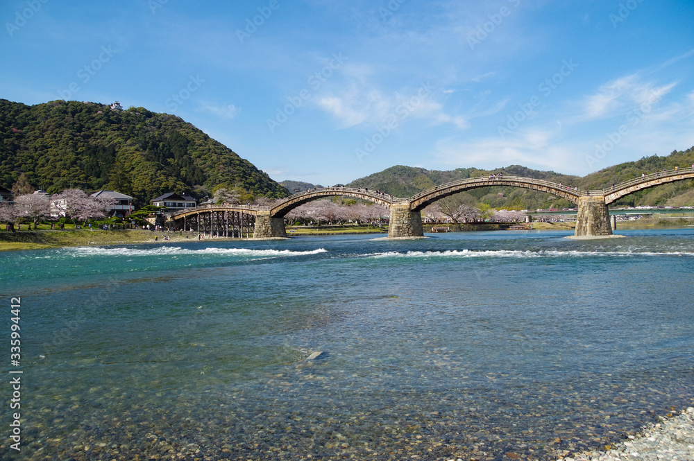 錦川に掛かる木造アーチ構造の錦帯橋
