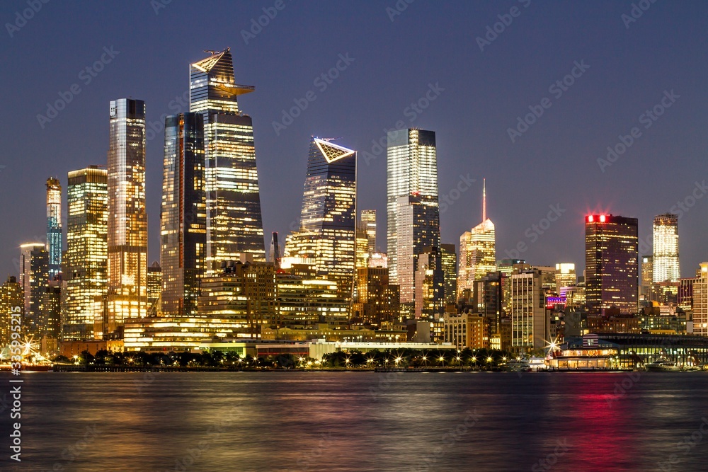Obraz premium Piękny widok na panoramę Nowego Jorku z nabrzeżem w nocy, USA