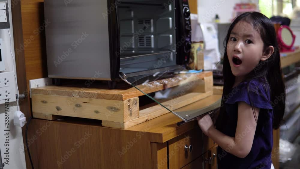 The girl opened the oven door to startled her. The girl opened the oven door to startled her.