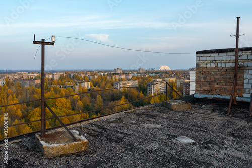 Foto Aerial view from the top of an abandoned apartment skyscraper in Pripyat, Cherno