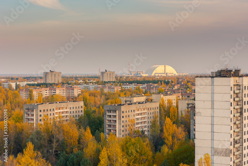 Foto Aerial view from the top of an abandoned apartment skyscraper in Pripyat, Cherno