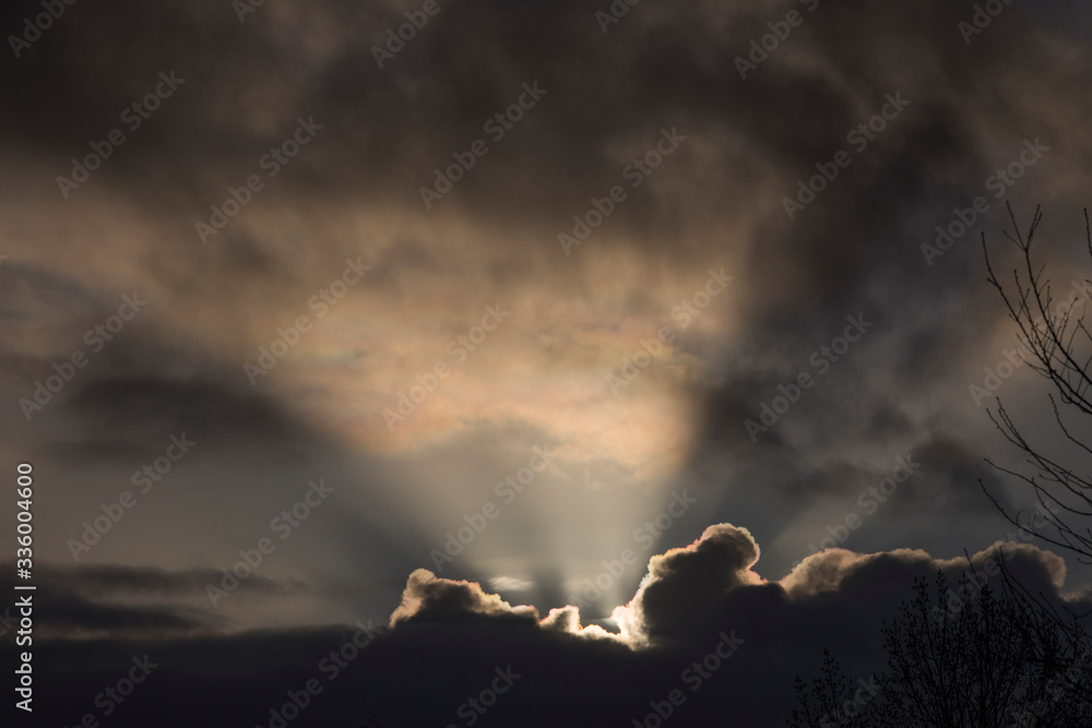 Fototapeta premium sunrise behind the clouds