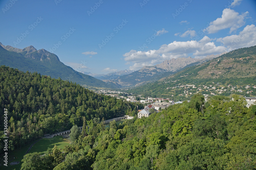 La bellissima vallata di Briancon con le Alpi sullo sfondo
