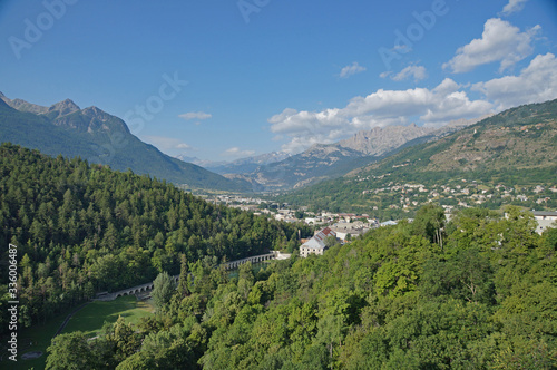 La bellissima vallata di Briancon con le Alpi sullo sfondo