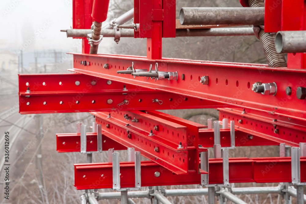 Metal crossbar and scaffolding construction Metal crossbar and scaffolding construction