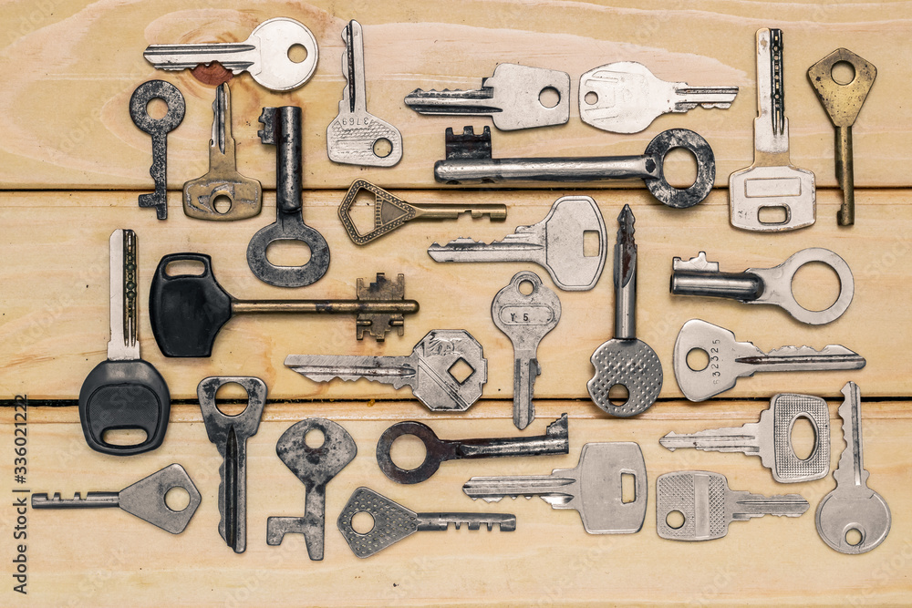 Obraz premium different old keys randomly top view on a wooden table
