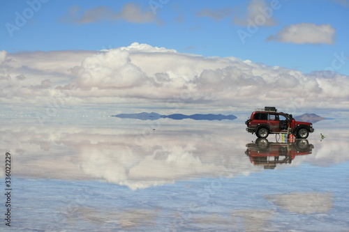 ボリビア ウユニ塩湖 車