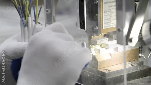 Machine crimp connector for electrical connection manufacturing