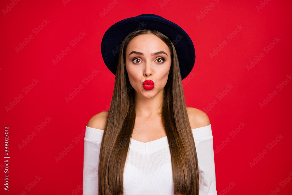 Fototapeta premium Portret romantycznego snu z klasą uroczej uroczej uroczej dziewczyny z jasnym makijażem ciesz się 14-lutego randką wakacje wyślij pocałunek powietrza nosić biały sweter odizolowany na jasnym błyszczącym kolorze
