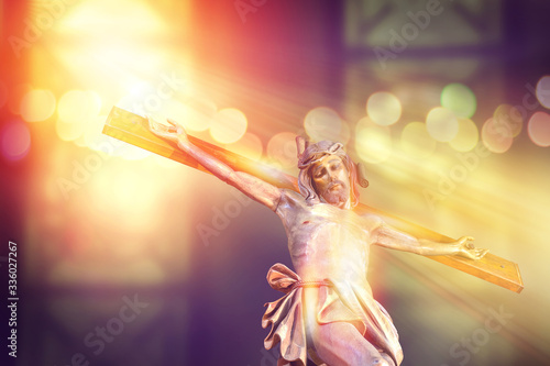 Foto crucifix, jesus on the cross in church with ray of light from stained glass, eas