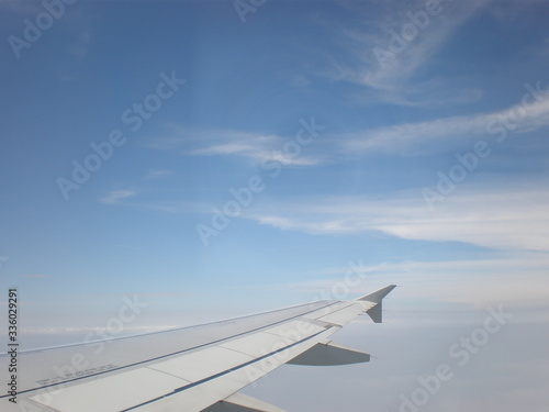 飛行機の窓から眺めた空。