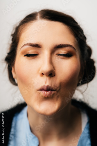 Принти на полотні girl making a kiss