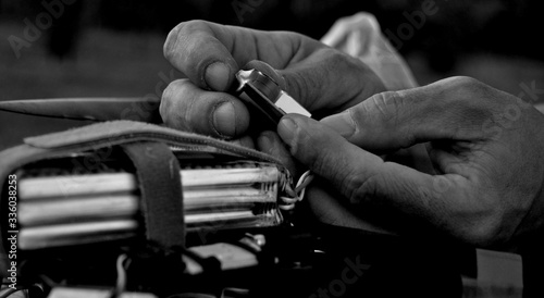 Wallpaper Mural manos reparando tecnología Torontodigital.ca