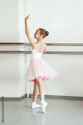 Foto Stock Little ballerina girl in a pink tutu. Adorable child dancing  classical ballet in a white studio. Children dance. Kids performing. Young  gifted dancer in a class. Preschool kid taking art