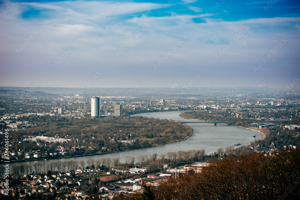Obraz premium Sicht auf Bonn vom Drachenfels aus