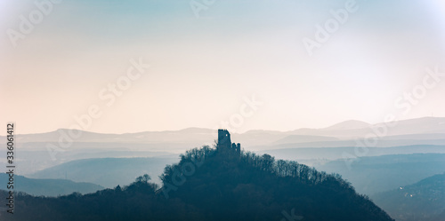 Drachenfels am morgen mit den Bergen im Hintergrund 