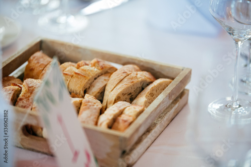 Buffet mit Brotkorb