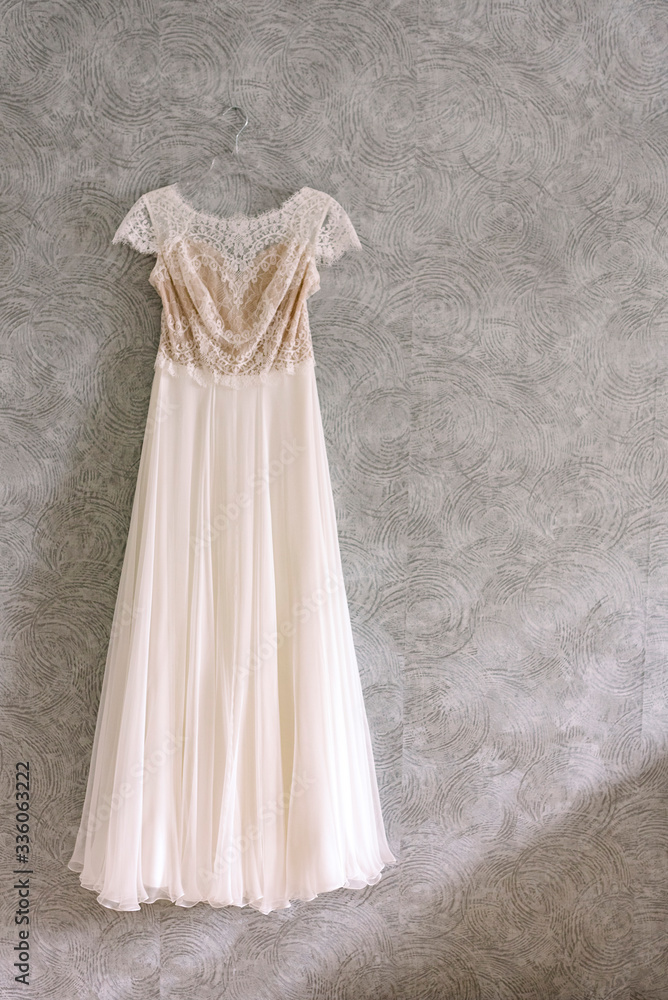 Obraz premium Brautkleid in leichtem Rosaton 2
