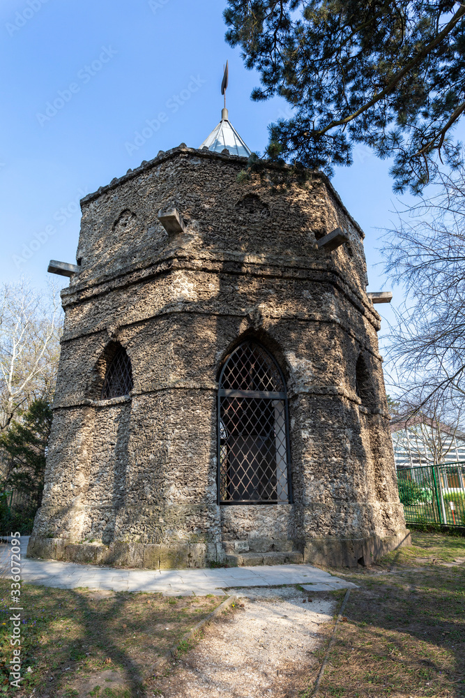 Obraz premium Mosque in the english garden of Tata, Hungary.