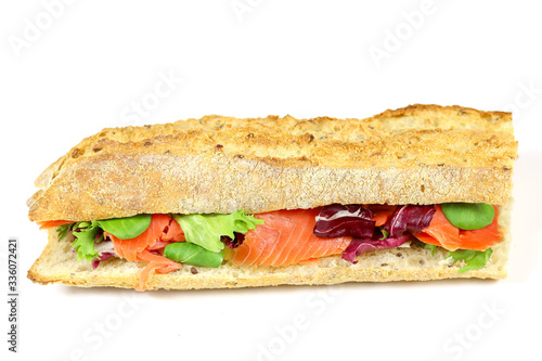 sandwich au saumon fumé et salade sur un fond blanc
