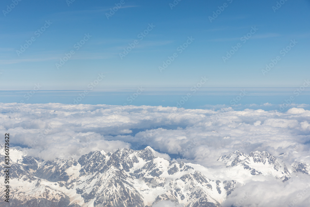 Φωτογραφία Aerial view of snow capped mountains and blue skies in New Zealand