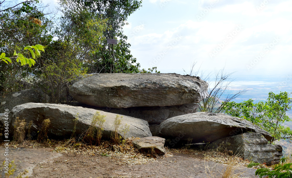 The large rocks on the mountain are arranged continuously. The large rocks on the mountain are arranged continuously.