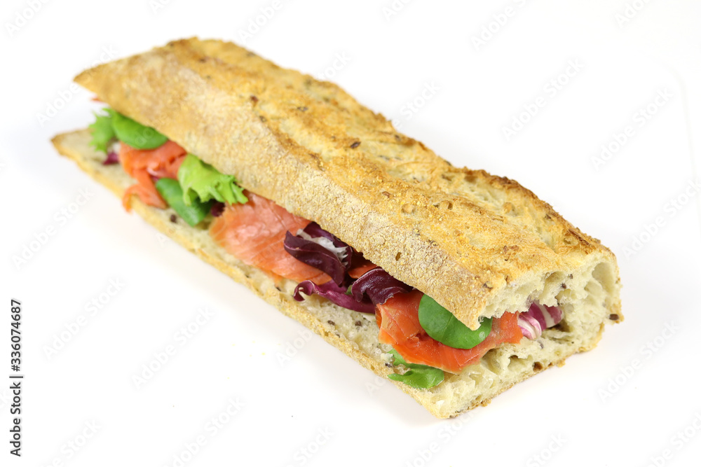 sandwich au saumon fumé et salade sur un fond blanc sandwich au saumon fumé et salade sur un fond blanc