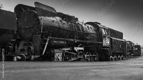 Stara lokomotywa parowa na bocznicy kolejowej