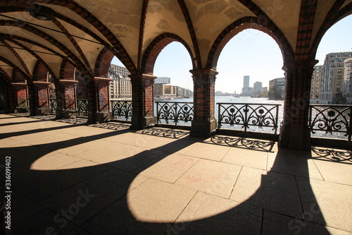 Berlin: Lange Schatten auf derm Arkadengang der Oberbaumbrücke