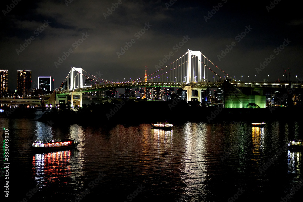 東京都の夜景　お台場からの東京湾と屋形船の夜景
