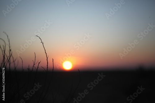 puesta del sol en el campo