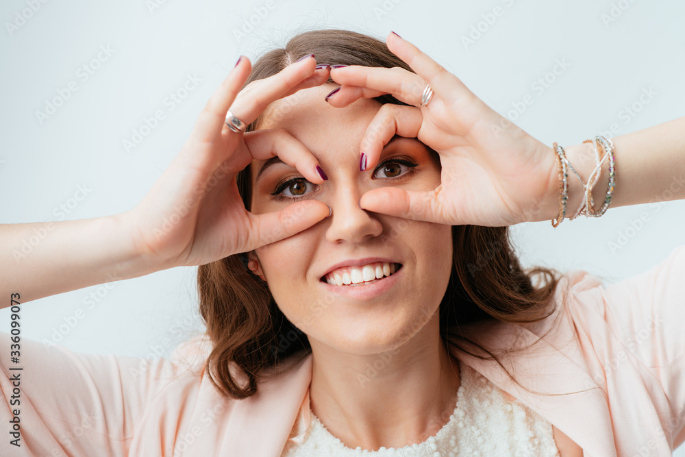 Fototapeta premium girl shows hands binoculars