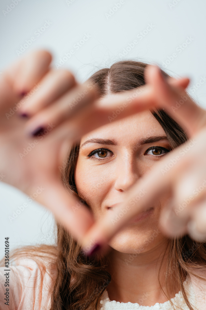 Fototapeta premium girl doing hand frame