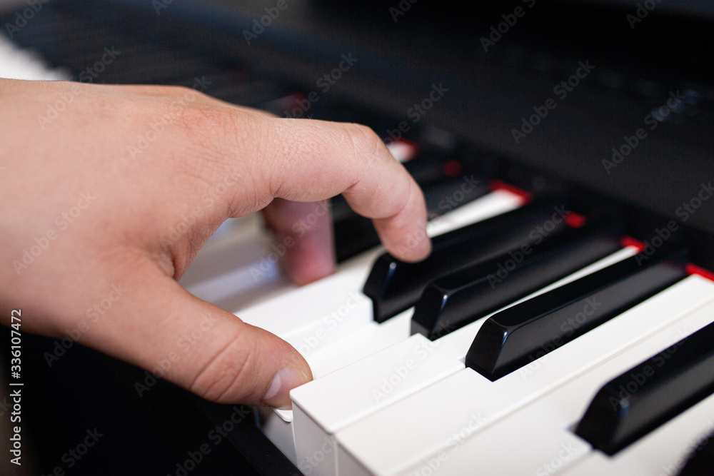 Obraz premium Close up of man's hands playing on keyboard