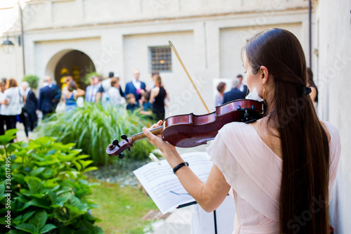 Quadro em tela violinist playing violin music during wedding elegance