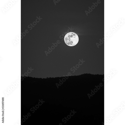 luna y montaña blanco y negro